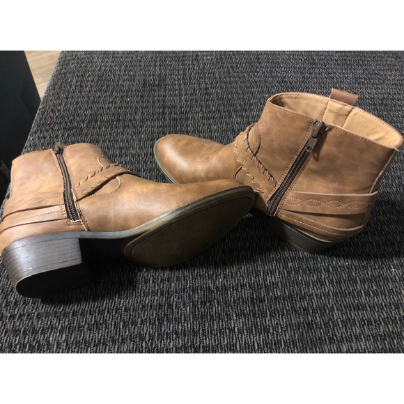 XOXO light brown fall booties! - Picture 2 of 4